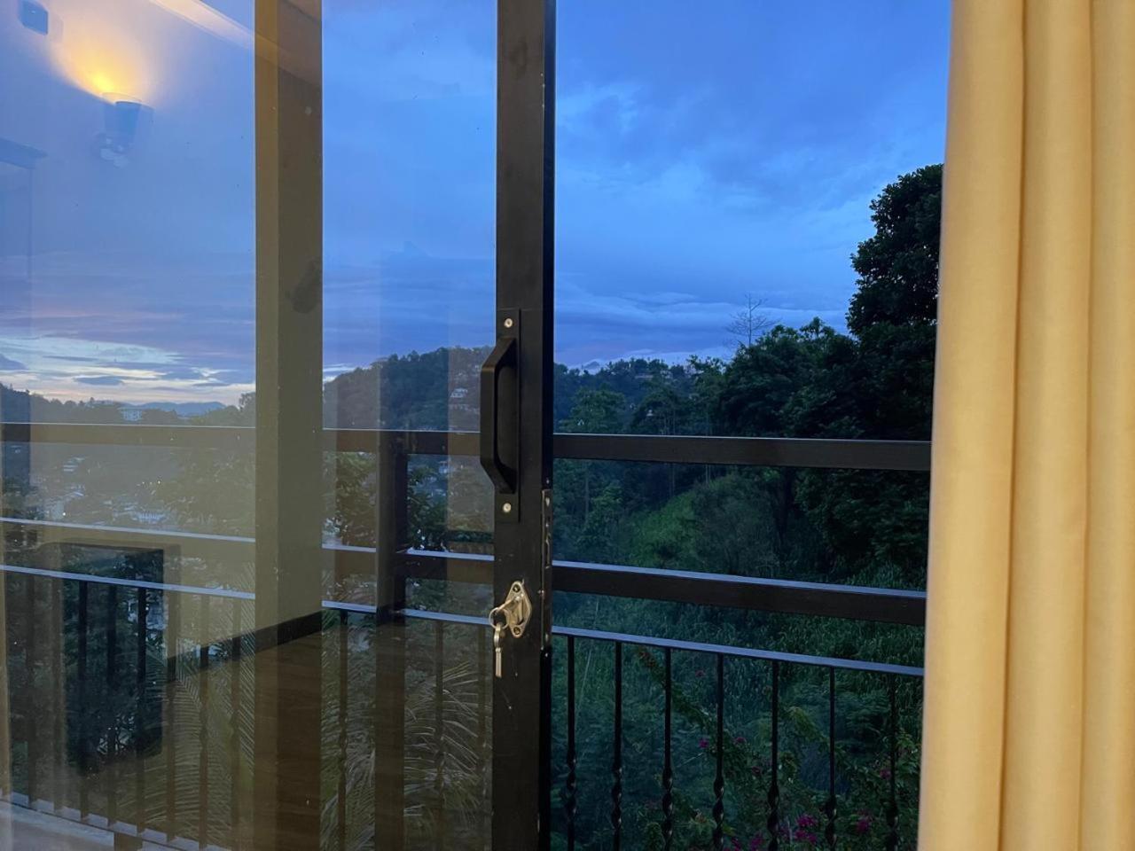 Lush Breeze Hotel Канди Екстериор снимка